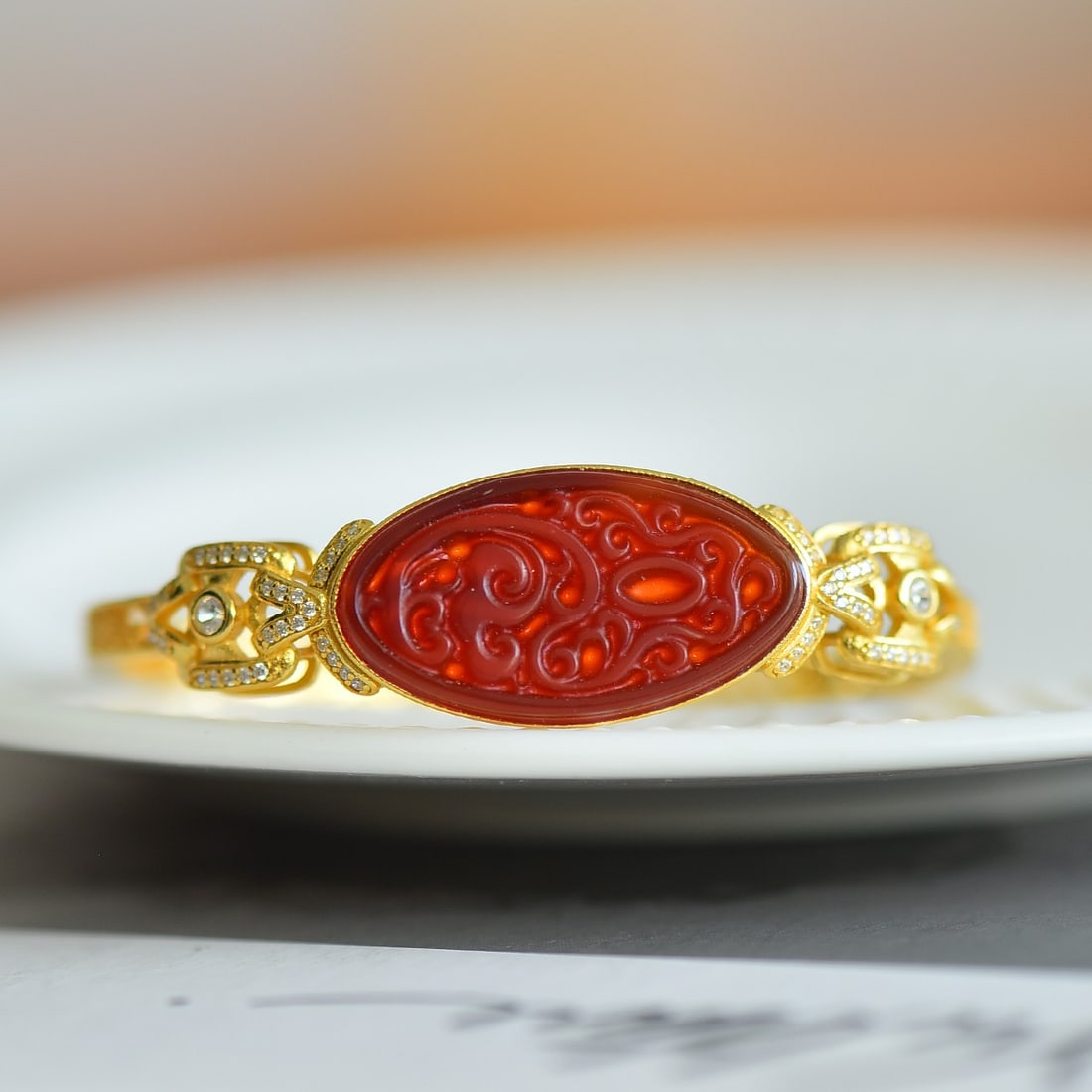 An Exquisite Sterling Silver-Gold Plated Inlaid Agate Bracelets,Inlaid Diamond: An Exquisite Sterling Silver-Gold Plated Inlaid Agate Bracelets,Inlaid Diamond,Size:0.6inx1.1in 纯银镀金镶玛瑙手镯,嵌钻石