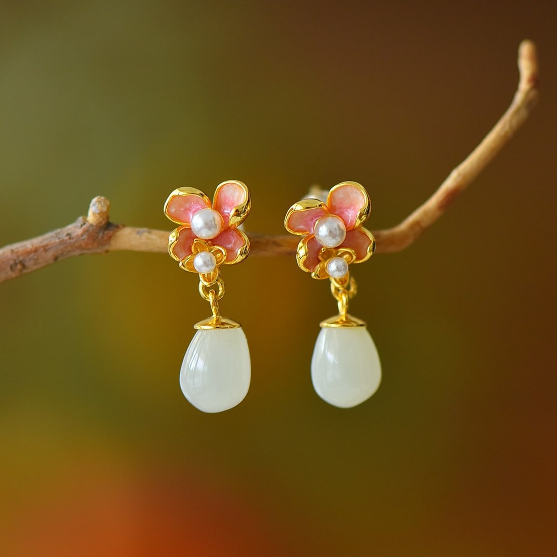 A Pair of Exquisite Sterling Silver Inlaid White Jade Flower Pattern Earrings: A Pair of Exquisite Sterling Silver Inlaid White Jade Flower Pattern Earrings,Size:0.3inx0.4in 一对纯银镶白玉花卉纹耳环
