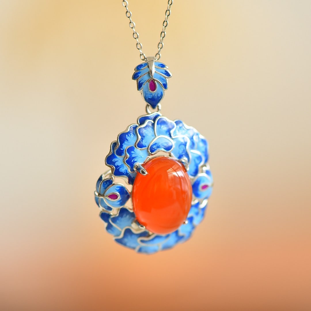 An Exquisite Sterling Silver Inlaid Agate Enamel Pendant: An Exquisite Sterling Silver Inlaid Agate Enamel Pendant,Size:0.5inx0.6in 纯银镶玛瑙珐琅吊坠