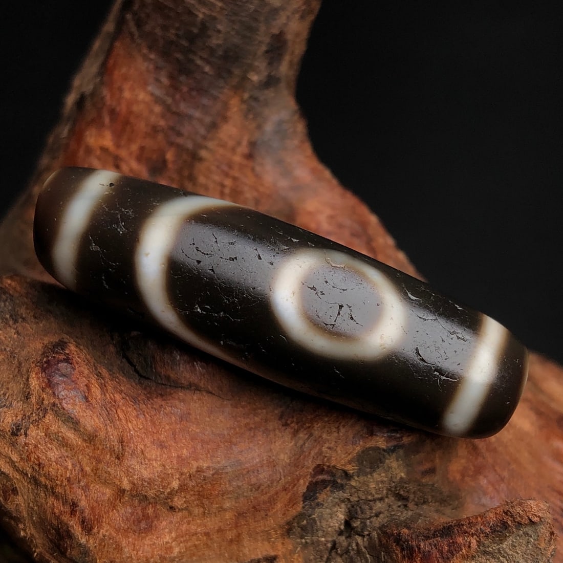 An Exquisite Dzi Bead Pendant: An Exquisite Dzi Bead Pendant,Size:1.5inx0.4in,Weight:8g 天珠挂件