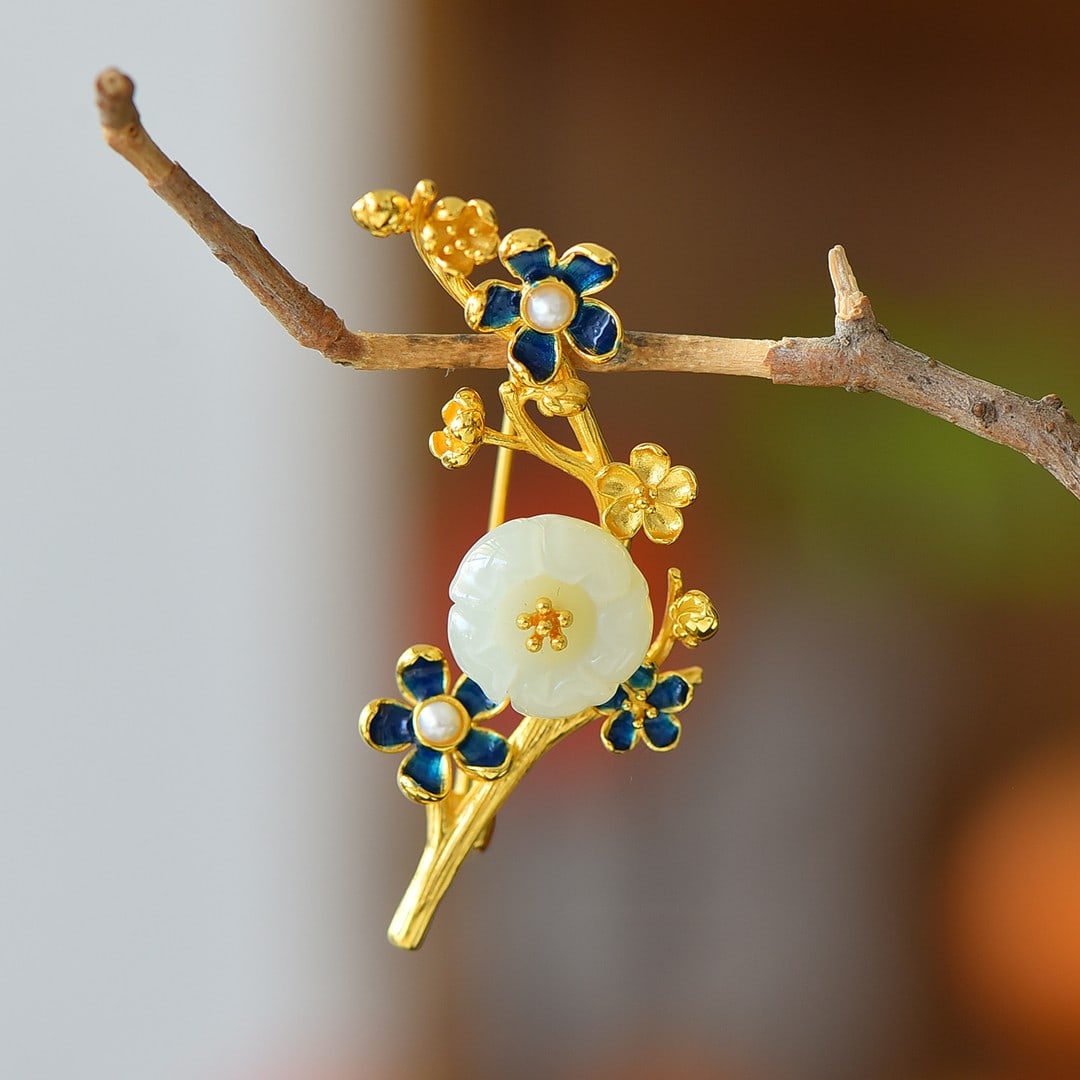 An Exquisite Sterling Silver-Gold Plated Inlaid White Jade Brooch: An Exquisite Sterling Silver-Gold Plated Inlaid White Jade Brooch,Size:0.6inx0.6in 纯银镀金镶白玉胸针
