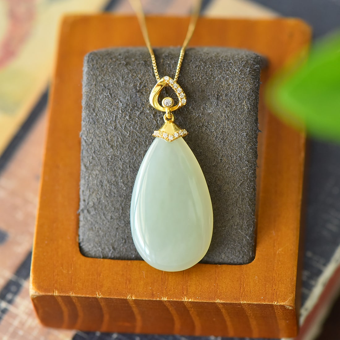 An Exquisite Sterling Silver-Gold Plated Inlaid White Jade Necklace,Inlaid Diamond: An Exquisite Sterling Silver-Gold Plated Inlaid White Jade Necklace,Inlaid Diamond,Size:0.7inx1.5in 纯银镀金镶白玉项链,嵌钻石