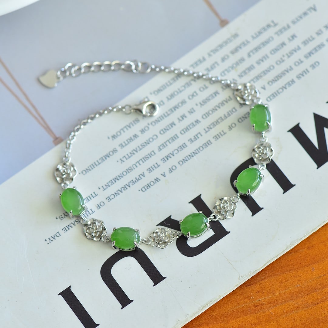 An Exquisite Sterling Silver Inlaid Jasper Bracelet: An Exquisite Sterling Silver Inlaid Jasper Bracelet,Size:0.2inx0.3in 纯银镶碧玉手链