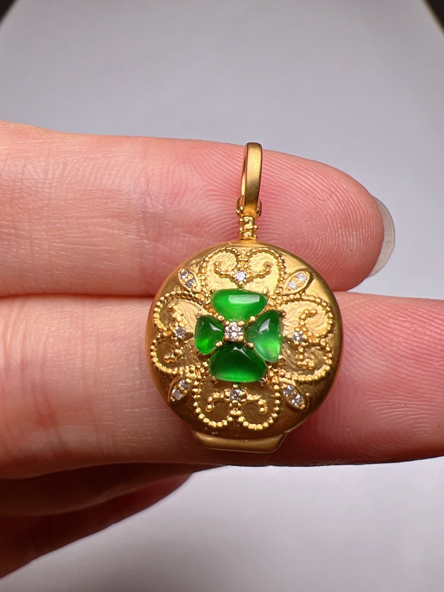 An Exquisite 18k Gold Diamond Inlaid Jadeite Pendant: An Exquisite 18k Gold Diamond Inlaid Jadeite Pendant,Size(Loose Stone):0.1inx0.2in 18k金钻镶嵌翡翠吊坠