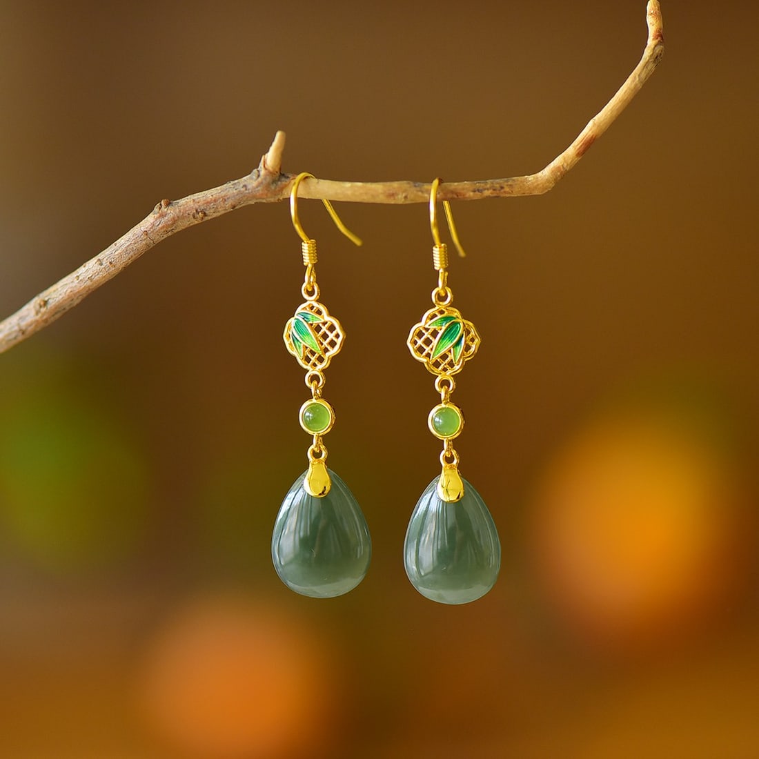 A Pair of Exquisite Sterling Silver-Gold Plated Inlaid Sapphire Earrings: A Pair of Exquisite Sterling Silver-Gold Plated Inlaid Sapphire Earrings,Size:0.5inx0.6in 一对纯银镀金镶青玉耳环