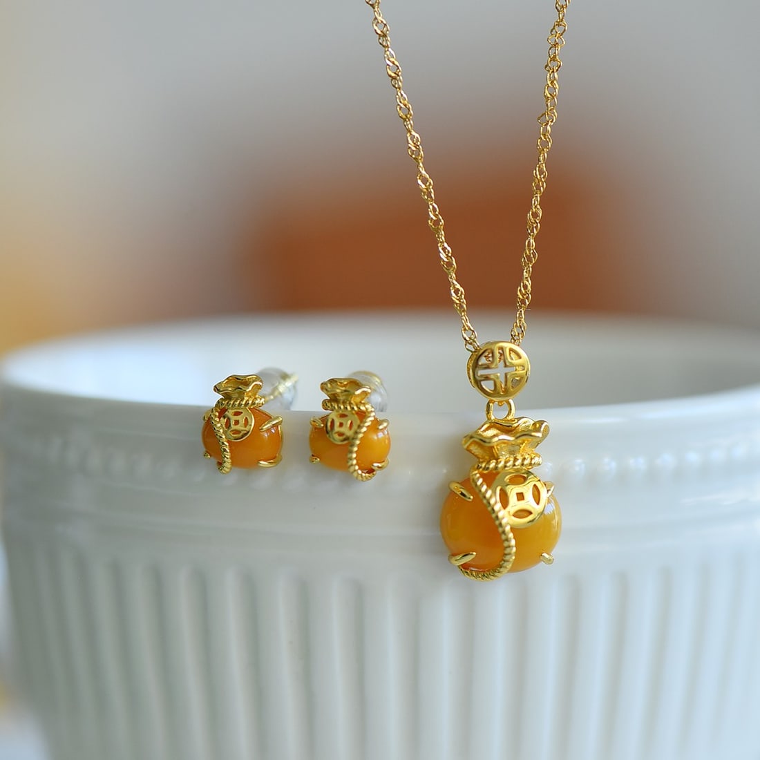 A Set of Fine Sterling Silver-Gold Plated Inlaid Beeswax Jewelrys: A Set of Fine Sterling Silver-Gold Plated Inlaid Beeswax Jewelrys 一套纯银镀金镶蜜蜡首饰