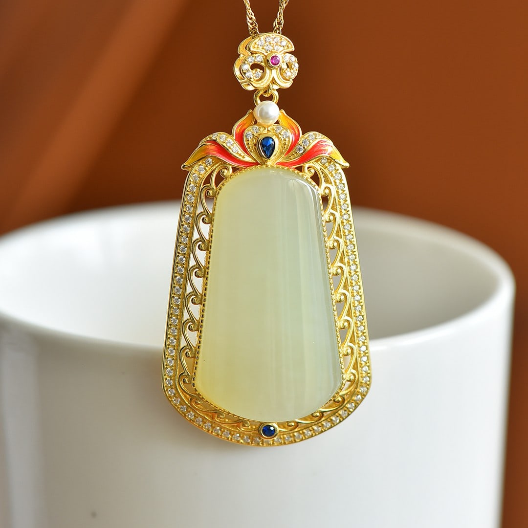 An Exquisite Sterling Silver-Gold Plated Inlaid White Jade Pendant: An Exquisite Sterling Silver-Gold Plated Inlaid White Jade Pendant,Size: 0.7inx1.3in 纯银镀金镶白玉吊坠