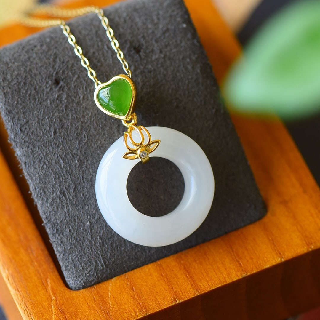 An Exquisite Sterling Silver-Gold Plated Inlaid White Jade Necklace,Inlaid Jasper: An Exquisite Sterling Silver-Gold Plated Inlaid White Jade Necklace,Inlaid Jasper,Size:0.8inx1.1in 纯银镀金镶白玉项链,嵌碧玉