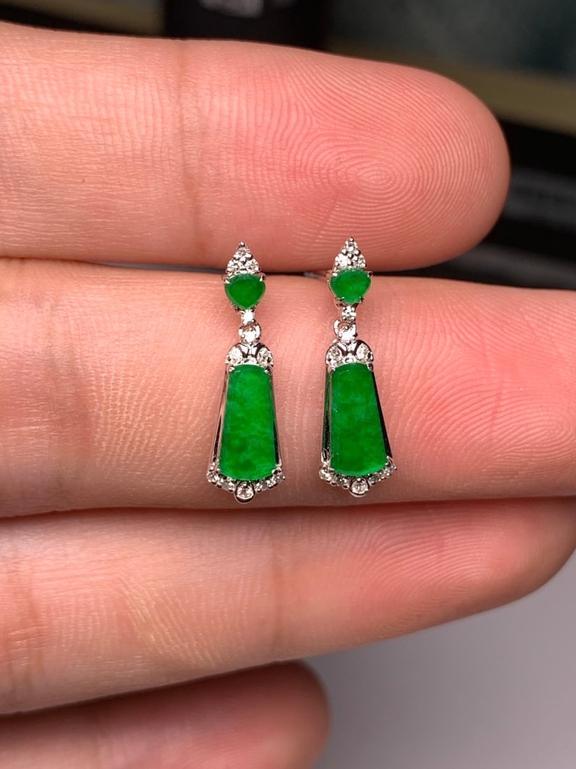 A Pair of Exquisite 18k Gold Diamond Inlaid Jadeite Earrings: A Pair of Exquisite 18k Gold Diamond Inlaid Jadeite Earrings,Size(Loose Stone):0.3inx0.1inx0in 一对18k金钻镶嵌翡翠耳环