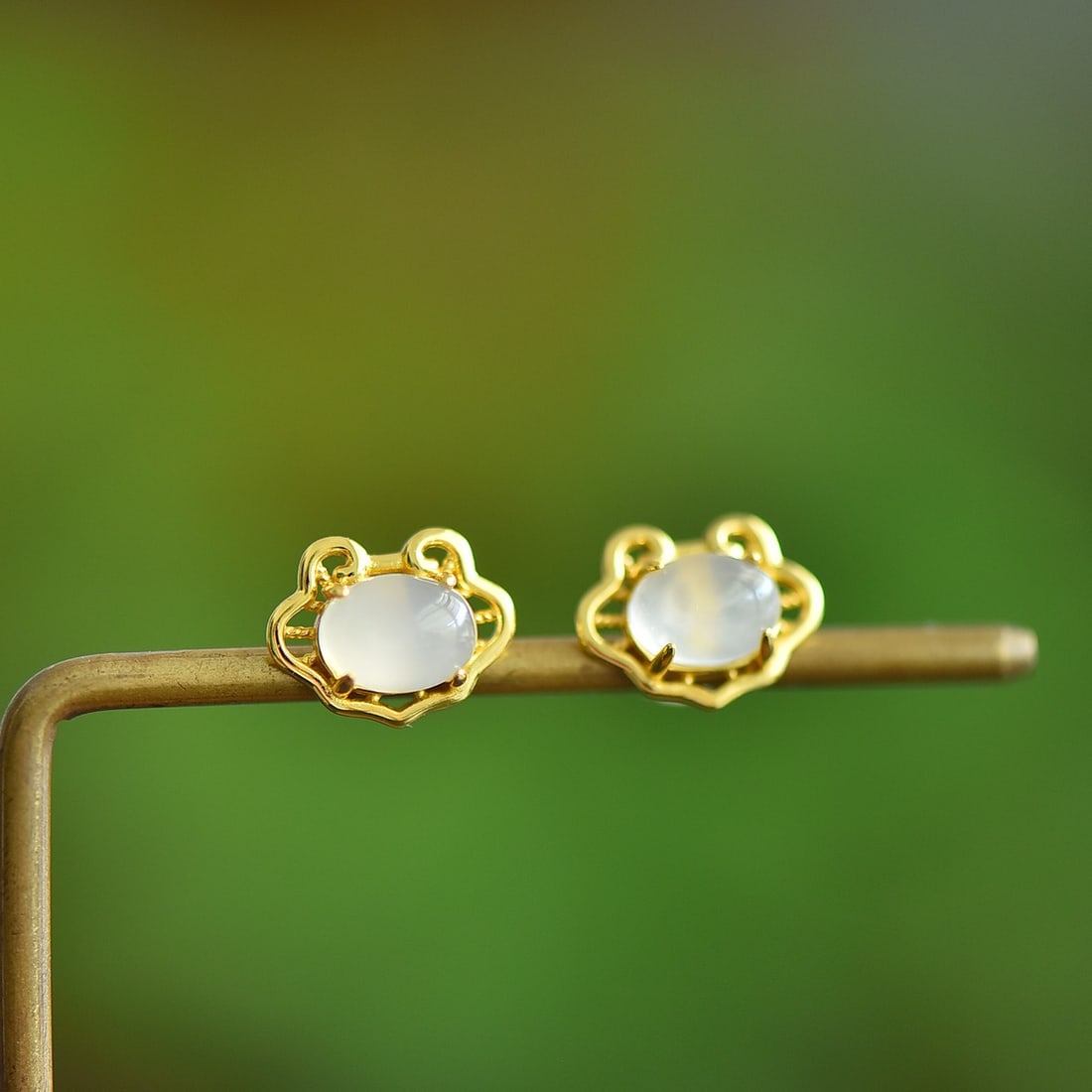 A Pair of Exquisite Sterling Silver-Gold Plated Inlaid Agate Earrings: A Pair of Exquisite Sterling Silver-Gold Plated Inlaid Agate Earrings,Size:0.2inx0.3in 一对纯银镀金镶玛瑙耳钉