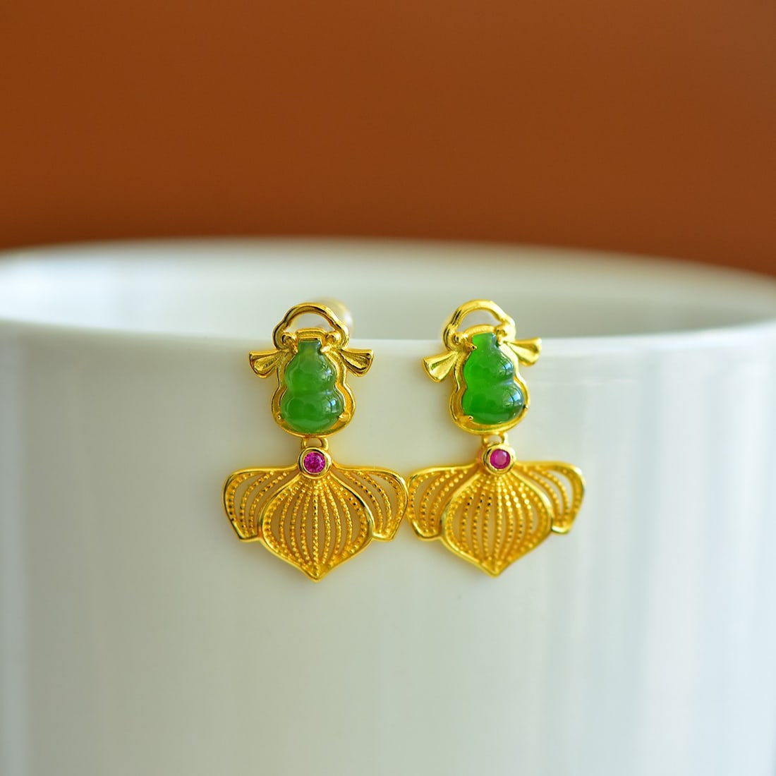 A Pair of Exquisite Sterling Silver-Gold Plated Inlaid Jasper Earrings: A Pair of Exquisite Sterling Silver-Gold Plated Inlaid Jasper Earrings,Size:0.2inx0.3in 一对纯银镀金镶碧玉耳环