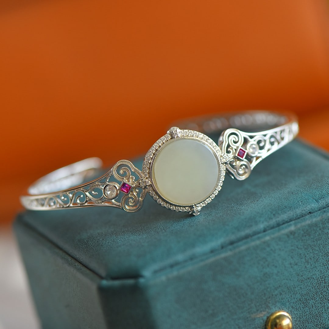 An Exquisite Sterling Silver Inlaid White Jade Wealth-Attracting Creature Pattern Bracelet,Inlaid: An Exquisite Sterling Silver Inlaid White Jade Wealth-Attracting Creature Pattern Bracelet,Inlaid Diamond,Size:0.6inx0.6in