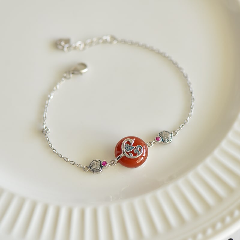 An Exquisite Sterling Silver Inlaid Red Agate Bracelet: An Exquisite Sterling Silver Inlaid Red Agate Bracelet,Size:0.5inx0.5in 纯银镶红玛瑙手链