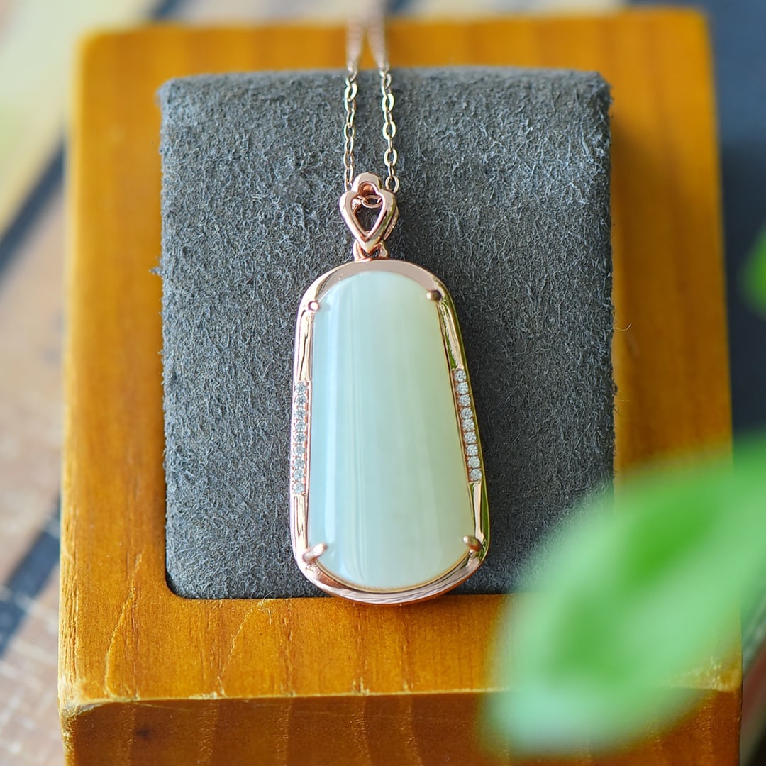 An Exquisite Sterling Silver-Gold Plated Inlaid White Jade Necklace,Inlaid Diamond: An Exquisite Sterling Silver-Gold Plated Inlaid White Jade Necklace,Inlaid Diamond,Size:0.6inx1.4in 纯银镀金镶白玉项链,嵌钻石