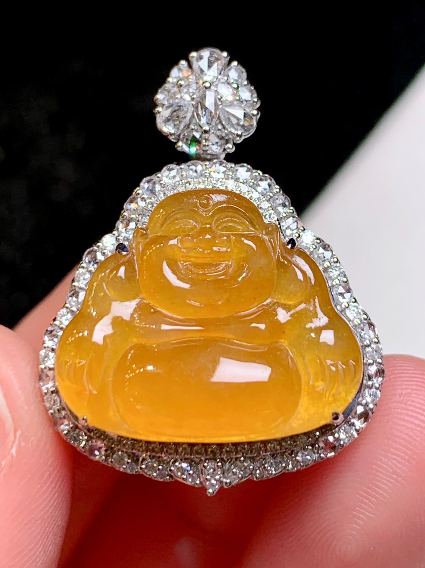 An Exquisite 18k Gold Diamond Inlaid Jadeite Pendant: An Exquisite 18k Gold Diamond Inlaid Jadeite Pendant,Size(Loose Stone):0.8inx0.6inx0.1in 18k金钻镶嵌翡翠吊坠