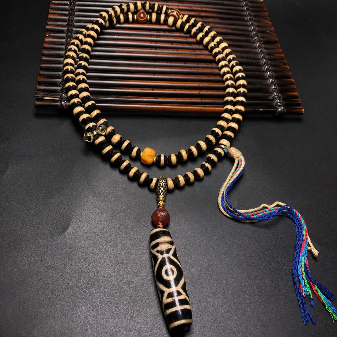A Precious Dzi Bead Necklace: A Precious Dzi Bead Necklace,Size:2.4inx0.6in 天珠项链