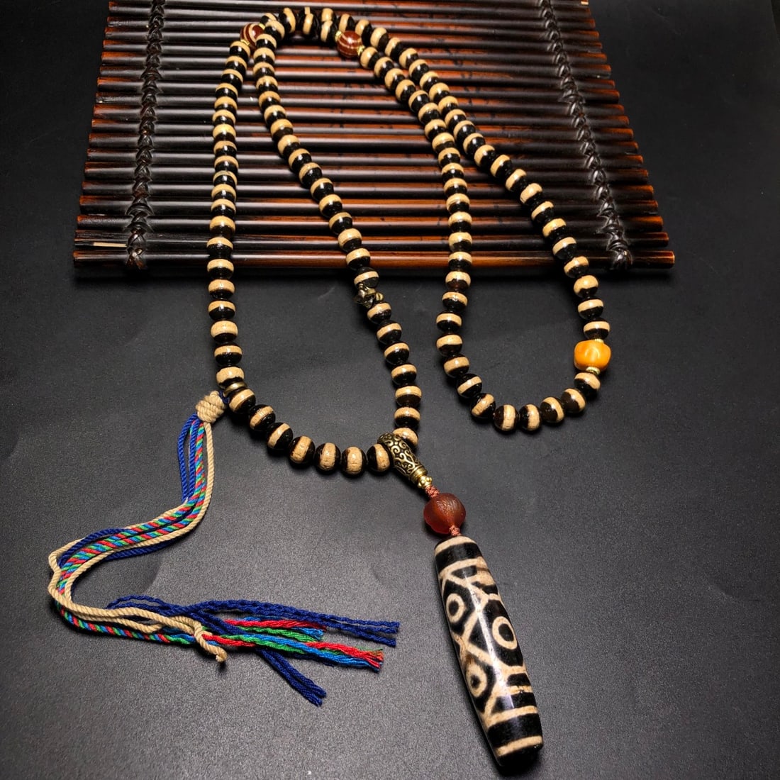 A Precious Dzi Bead Necklace - 3