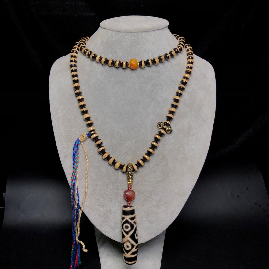 A Precious Dzi Bead Necklace - 9