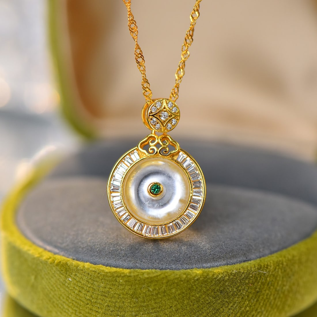 An Exquisite Sterling Silver-Gold Plated Inlaid White Jade Necklace,Inlaid Diamond: An Exquisite Sterling Silver-Gold Plated Inlaid White Jade Necklace,Inlaid Diamond,Size:0.4inx0.4in 纯银镀金镶白玉项链,嵌钻石