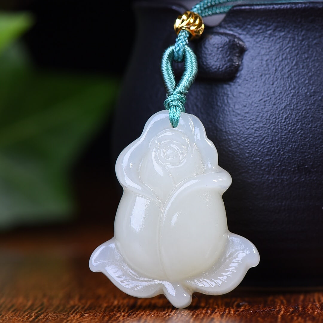 An Exquisite White Jade Flower Pendant: An Exquisite White Jade Flower Pendant,Size:1.3inx1.1in (寓意)精美绝伦、永恒之爱