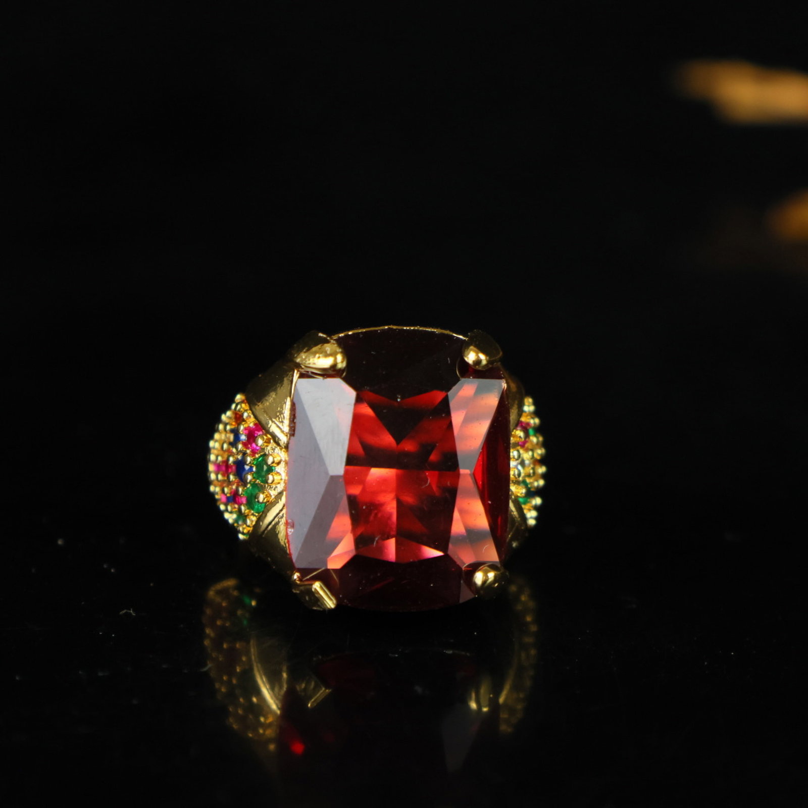 An Exquisite Ring: An Exquisite Ring,Size:0.7inx0.6inx0.4in 一个精美的戒指