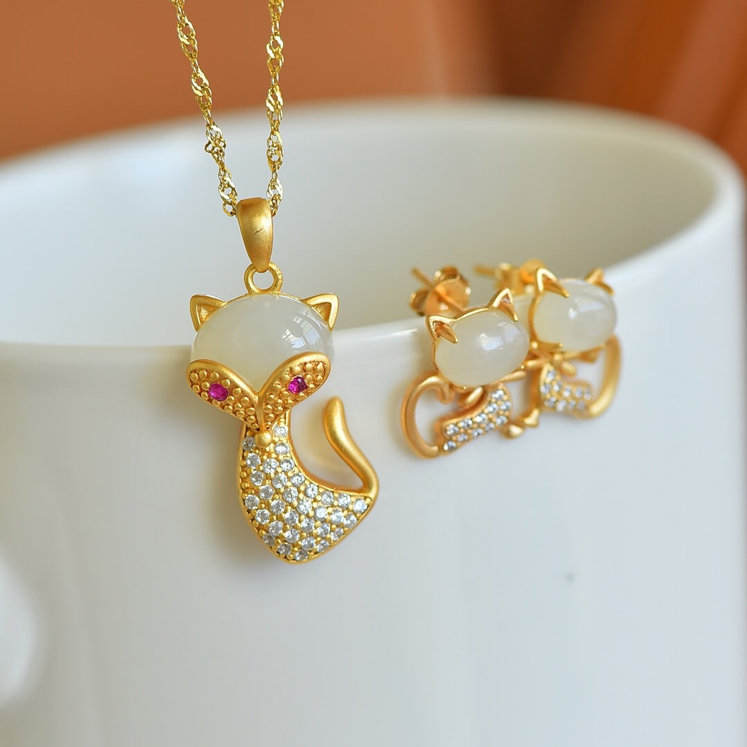 A Set of Fine Sterling Silver-Gold Plated Inlaid White Jade Jewelrys: A Set of Fine Sterling Silver-Gold Plated Inlaid White Jade Jewelrys,Size:0.4inx0.5in,0.2inx0.3in 一套纯银镀金镶白玉首饰