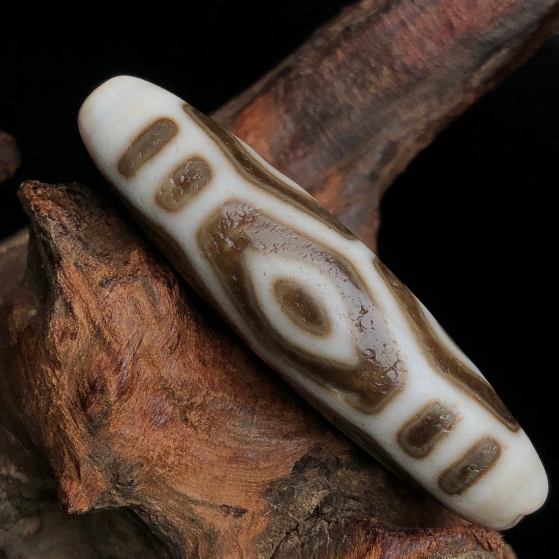 An Exquisite Dzi Bead Pendant: An Exquisite Dzi Bead Pendant,Size:2inx0.5in,Weight:12.6g 天珠挂件