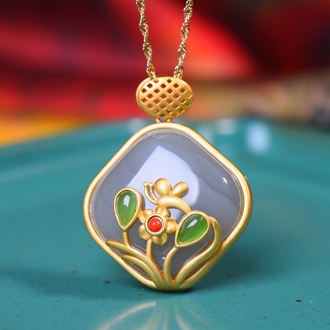 An Exquisite Sterling Silver-Gold Plated Inlaid Greenish Jade Necklace: An Exquisite Sterling Silver-Gold Plated Inlaid Greenish Jade Necklace,Size:0.8inx0.8in 纯银镀金镶青白玉项链