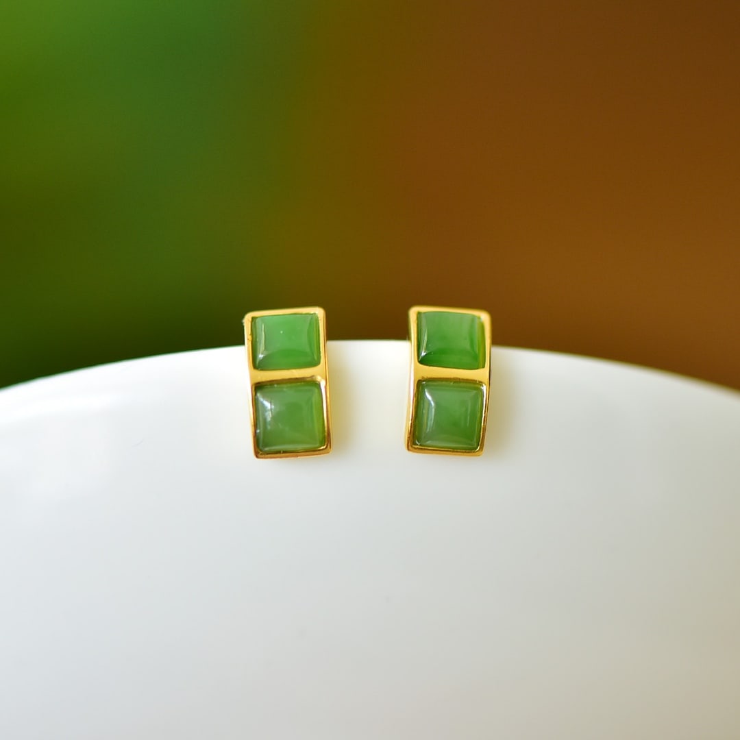 A Pair of Exquisite Sterling Silver-Gold Plated Inlaid Jasper Earrings: A Pair of Exquisite Sterling Silver-Gold Plated Inlaid Jasper Earrings,Size:0.2inx0.2in 一对纯银镀金镶碧玉耳环