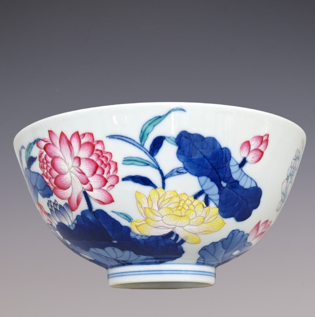 An Exquisite Doucai Blue and White Flower Pattern Bowl: An Exquisite Doucai Blue and White Flower Pattern Bowl Qing Dynasty, China Yongzheng Six-character Mark Size:2.7inx5.7in青花斗粉彩和和美美纹
