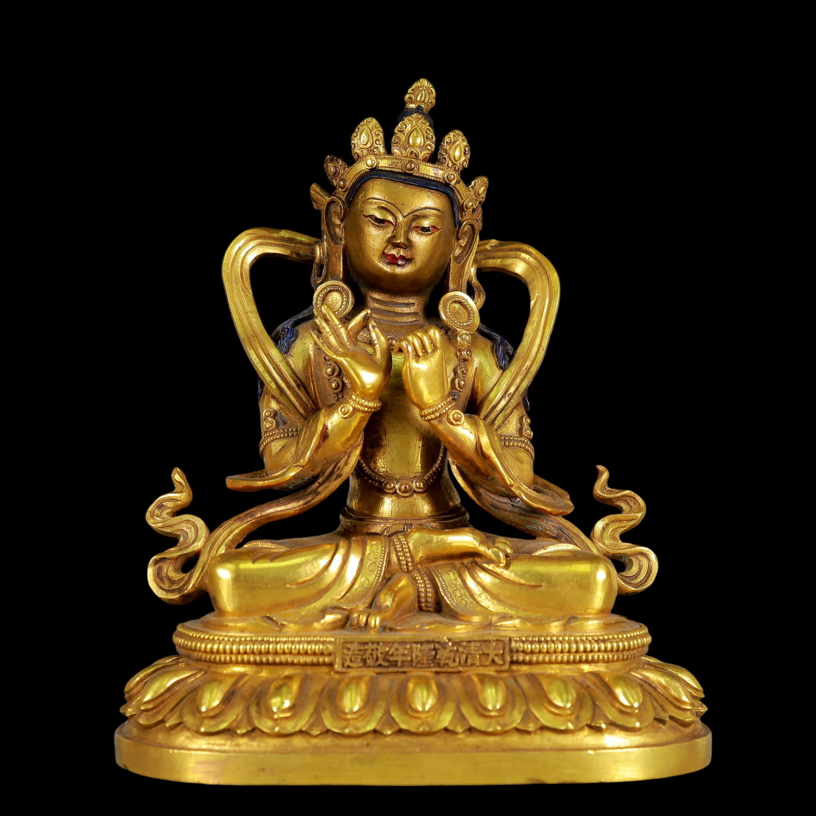 A Exquisite Gilt Bronze Statue of Avalokitesvara: A Exquisite Gilt Bronze Statue of Avalokitesvara Qing Dynasty, China Qianlong Six-character Mark Size:5.5inx3.5inx6.3in Weight:1700g铜鎏金观音像 中国