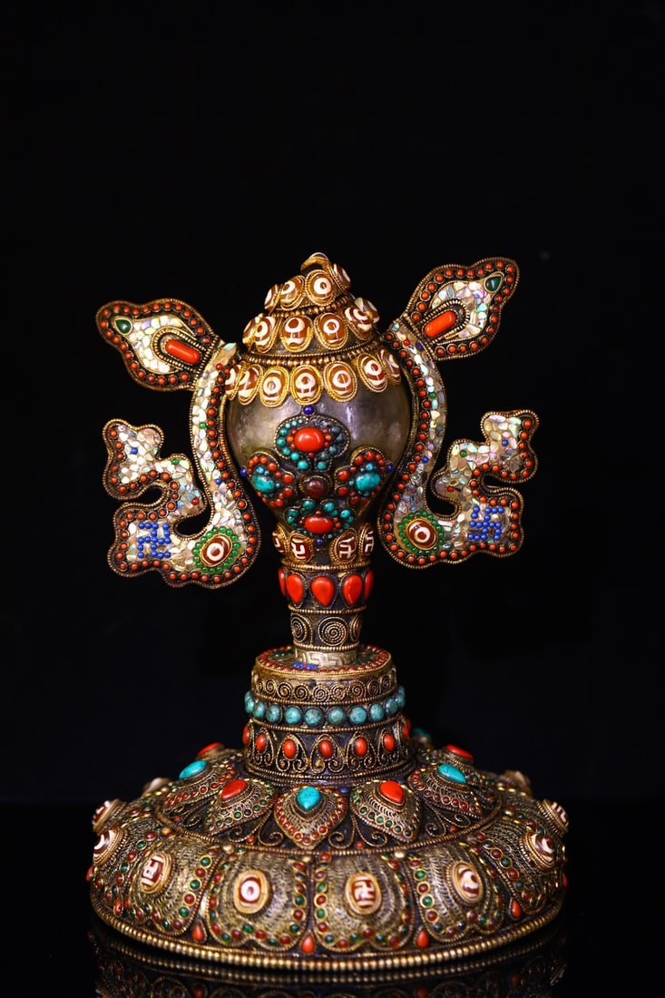An Exquisite Crystal Inlaid Gems Dzi Bead Ornament: An Exquisite Crystal Inlaid Gems Dzi Bead Ornament Qing Dynasty, China Size:11.8inx8.3in Weight:2280g水晶掐丝嵌宝石法螺 中国清&#