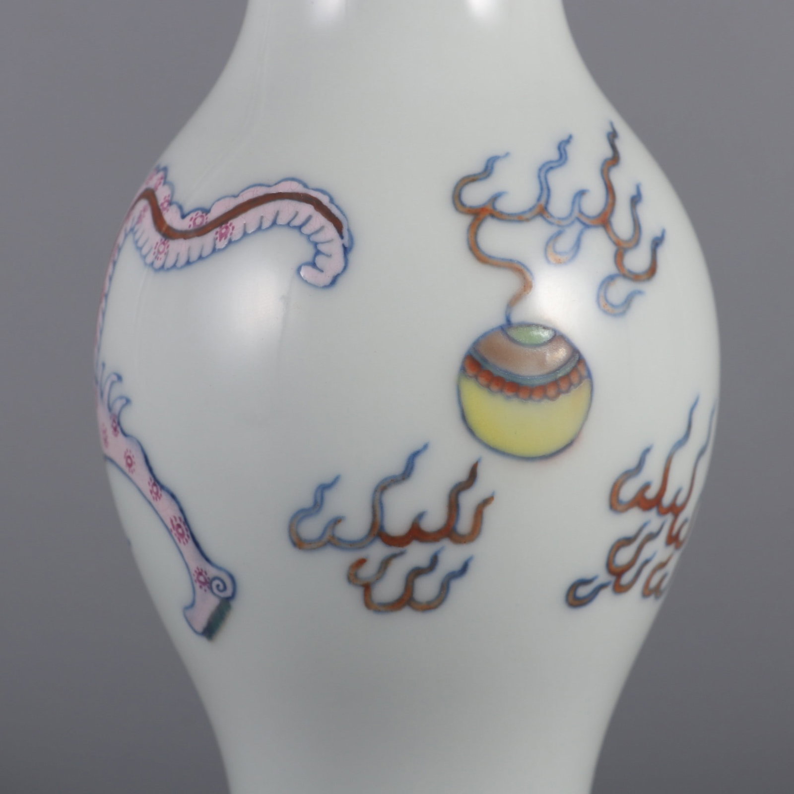 An Exquisite Doucai Dragon Pattern Vase - 6