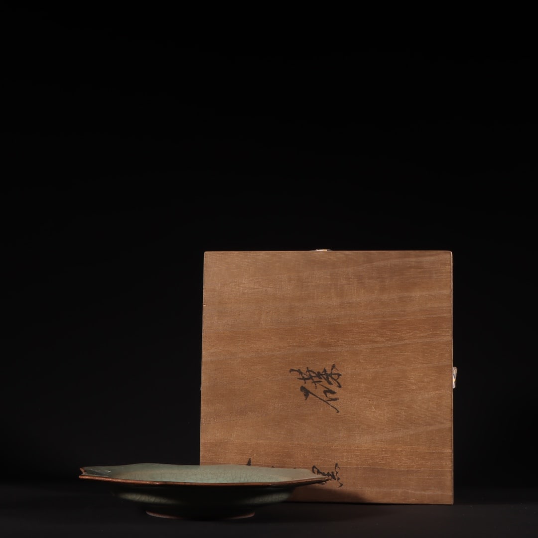 An Exquisite Guan yao Celadon Glazed Plate: An Exquisite Guan yao Celadon Glazed Plate Song Dynasty, China Size:1.1inx7.5in官窑青釉八方碟 中国宋代 Size:2.8cmx19cm