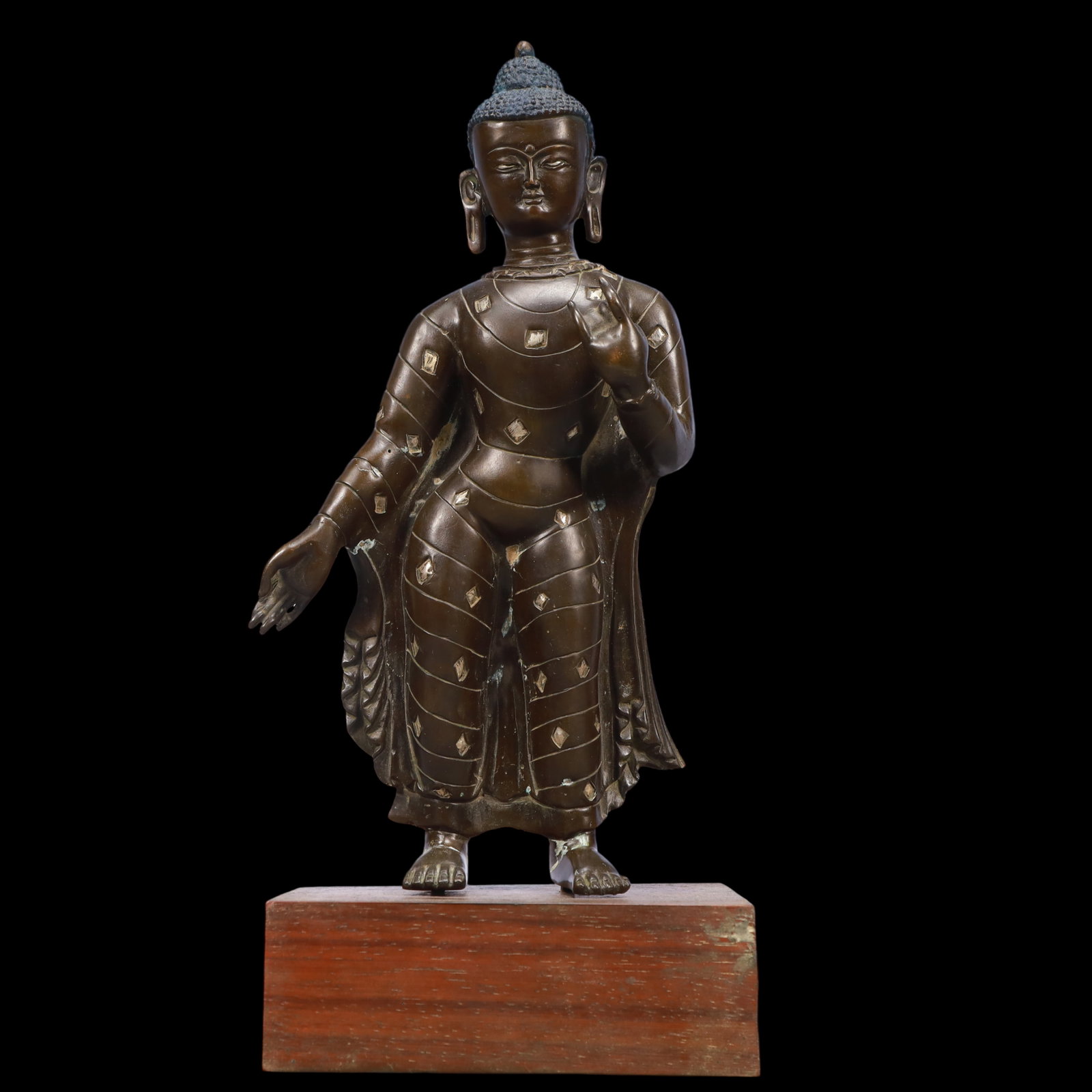 An Exquisite Bronze Inlaid Silver Statue of Avalokitesvara: An Exquisite Bronze Inlaid Silver Statue of Avalokitesvara Ming Dynasty, China Size:5.5inx3.9inx13.4in Weight:2250g铜嵌银观音佛像 中国明