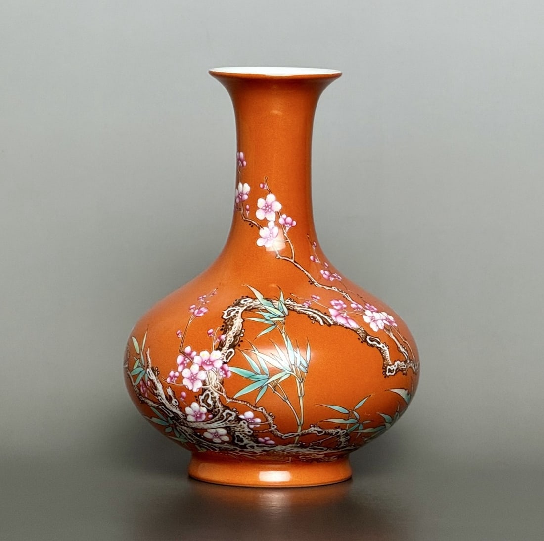 An Exquisite Iron-Red Flower Pattern Vase - 2