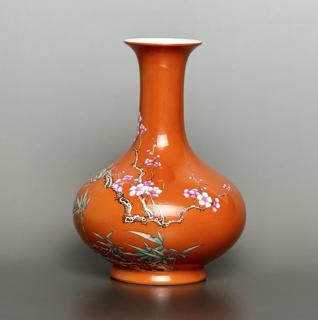 An Exquisite Iron-Red Flower Pattern Vase - 3