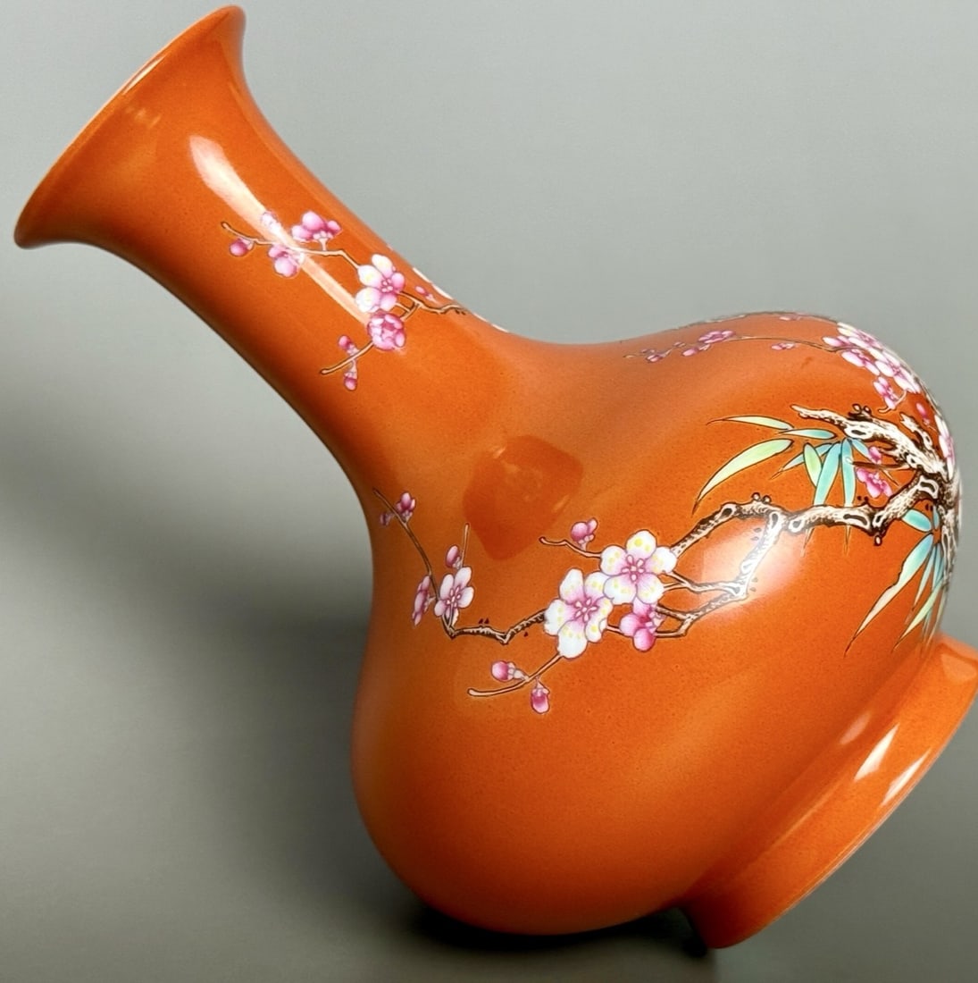 An Exquisite Iron-Red Flower Pattern Vase - 4