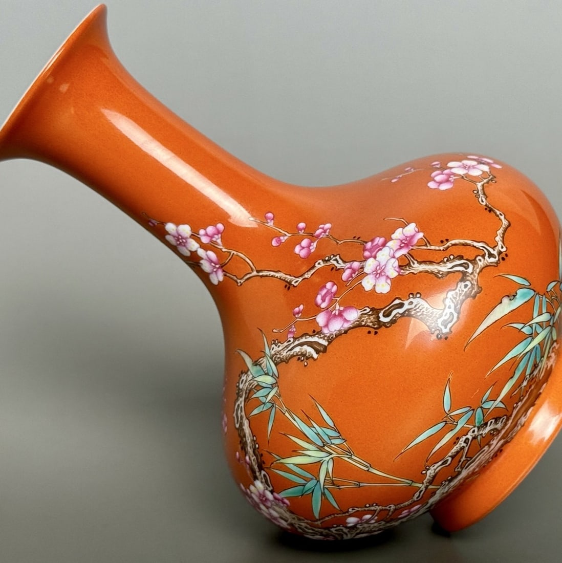 An Exquisite Iron-Red Flower Pattern Vase - 6