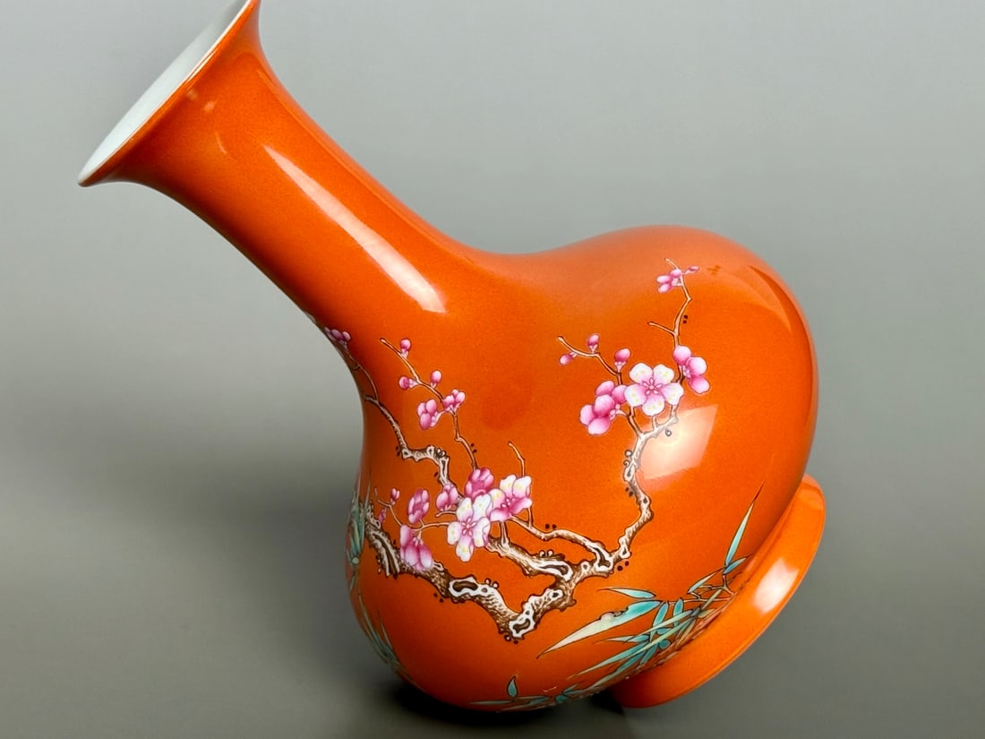 An Exquisite Iron-Red Flower Pattern Vase - 7