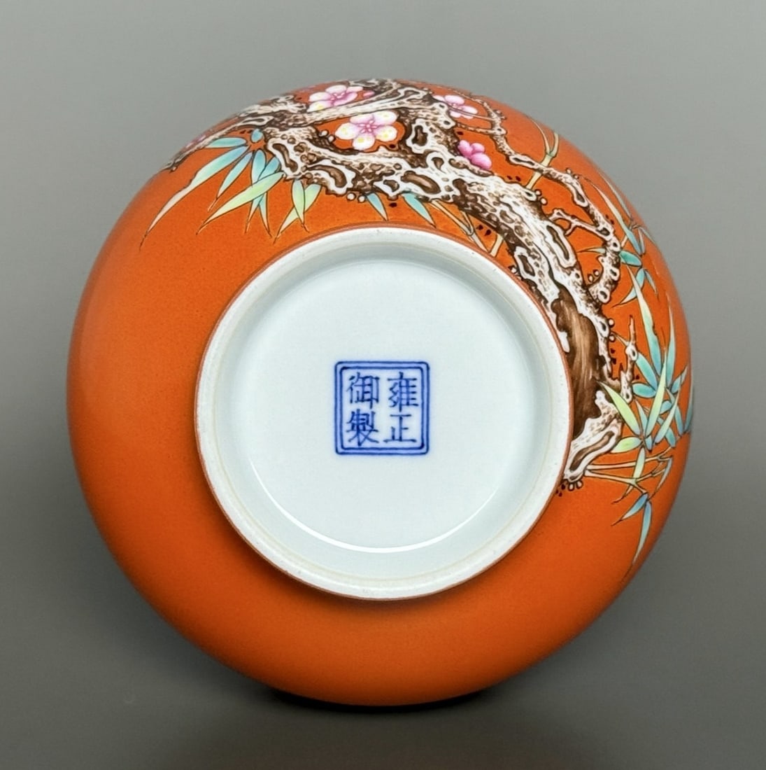 An Exquisite Iron-Red Flower Pattern Vase - 8