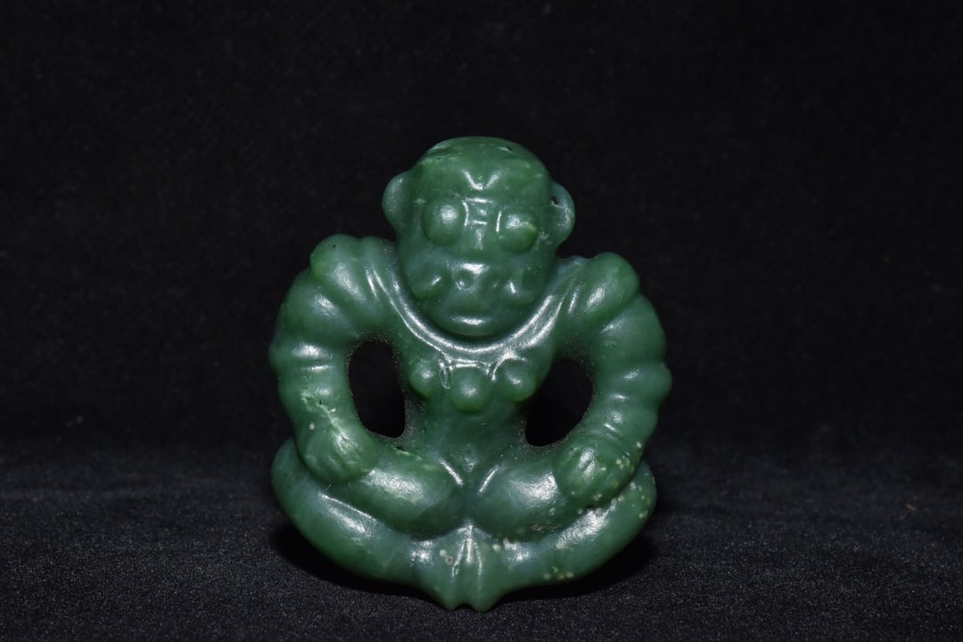 An Exquisite White Jade Figure Ornament: An Exquisite White Jade Figure Ornament Han Dynasty, China Size:2.4inx2in Weight:75g白玉古人 中国汉代 Size:6cmx5cm Weight:75g