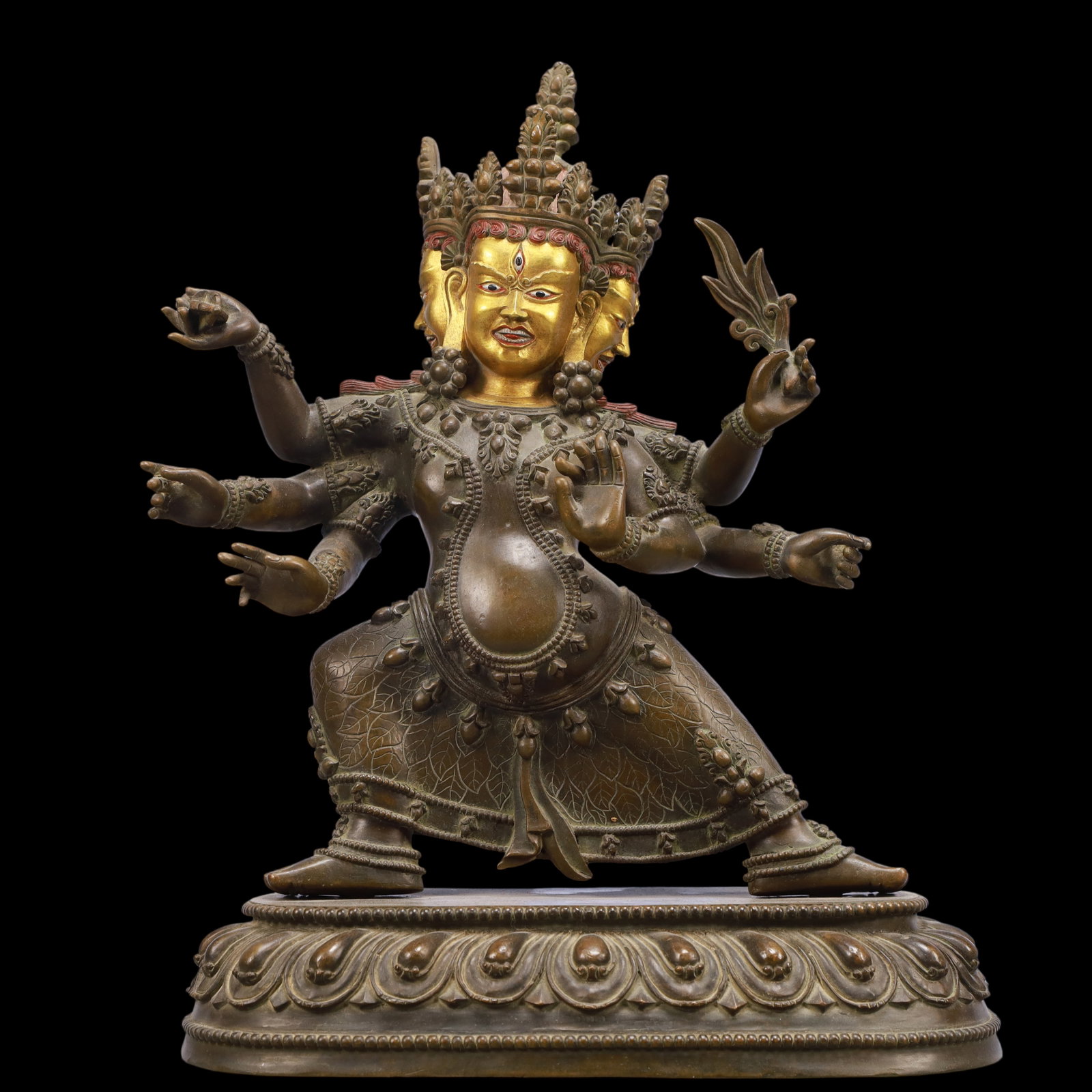 A Exquisite Gilt Bronze Statue of Heavenly King: A Exquisite Gilt Bronze Statue of Heavenly King Ming Dynasty, China Size:9.1inx4.7inx13in Weight:6350g铜鎏金天王像佛像 中国明代 