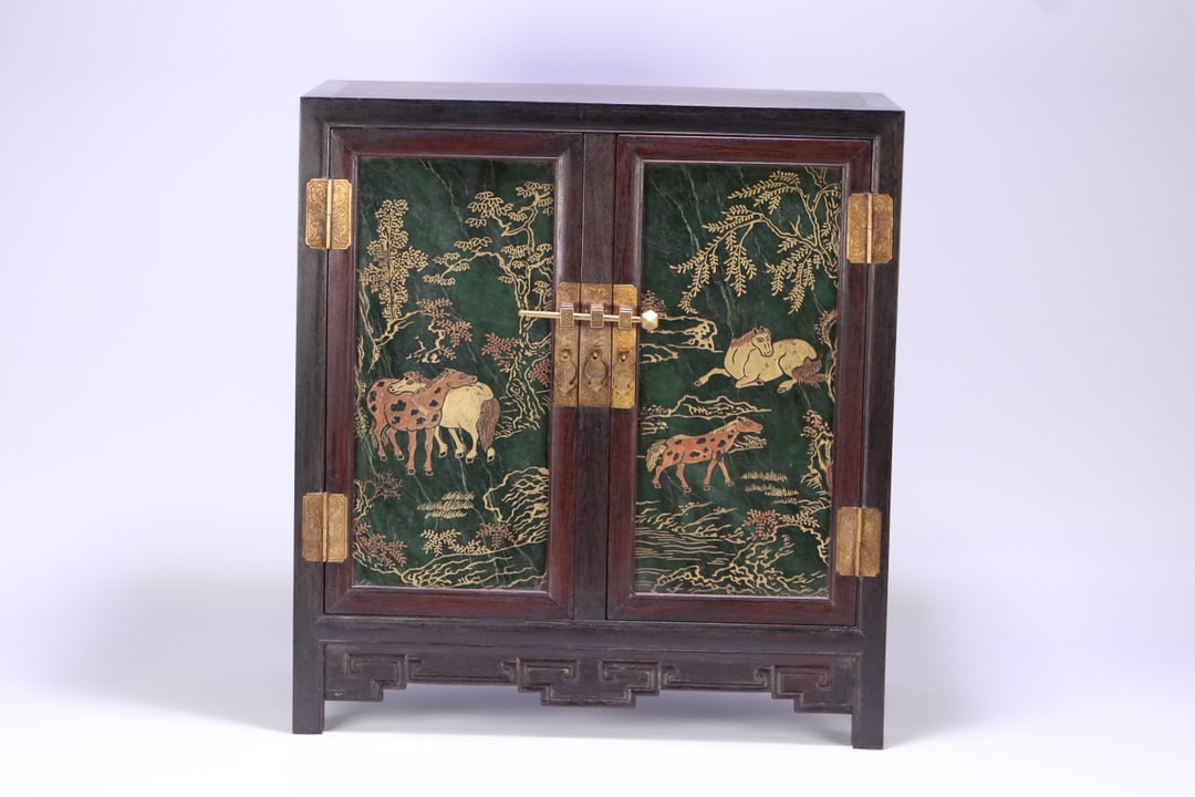 An Exquisite Zitanwood Inlaid Jasper Animal Pattern Cabinet: An Exquisite Zitanwood Inlaid Jasper Animal Pattern Cabinet Qing Dynasty, China Size:15.6inx14.6inx7.7in Weight:4925g紫檀嵌碧玉《骏马图》