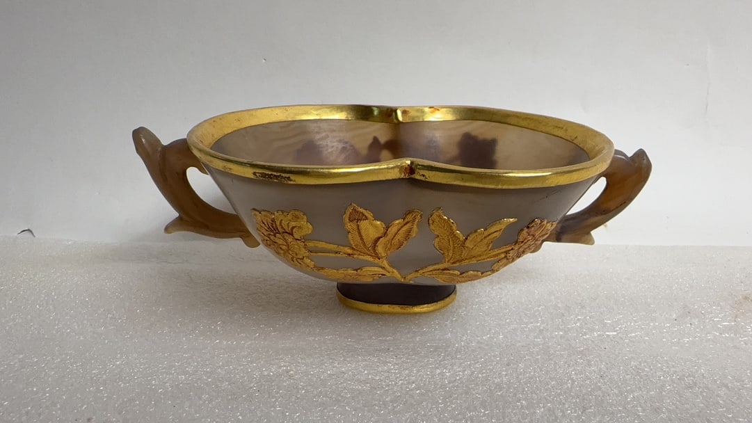 An Exquisite Agate Cover with Gold Flower Pattern Double-Ears Bowl: An Exquisite Agate Cover with Gold Flower Pattern Double-Ears Bowl Qing Dynasty, China Size:2.2inx6.1inx3.9in Weight:243g玛瑙花卉碗 中国清代 Size: