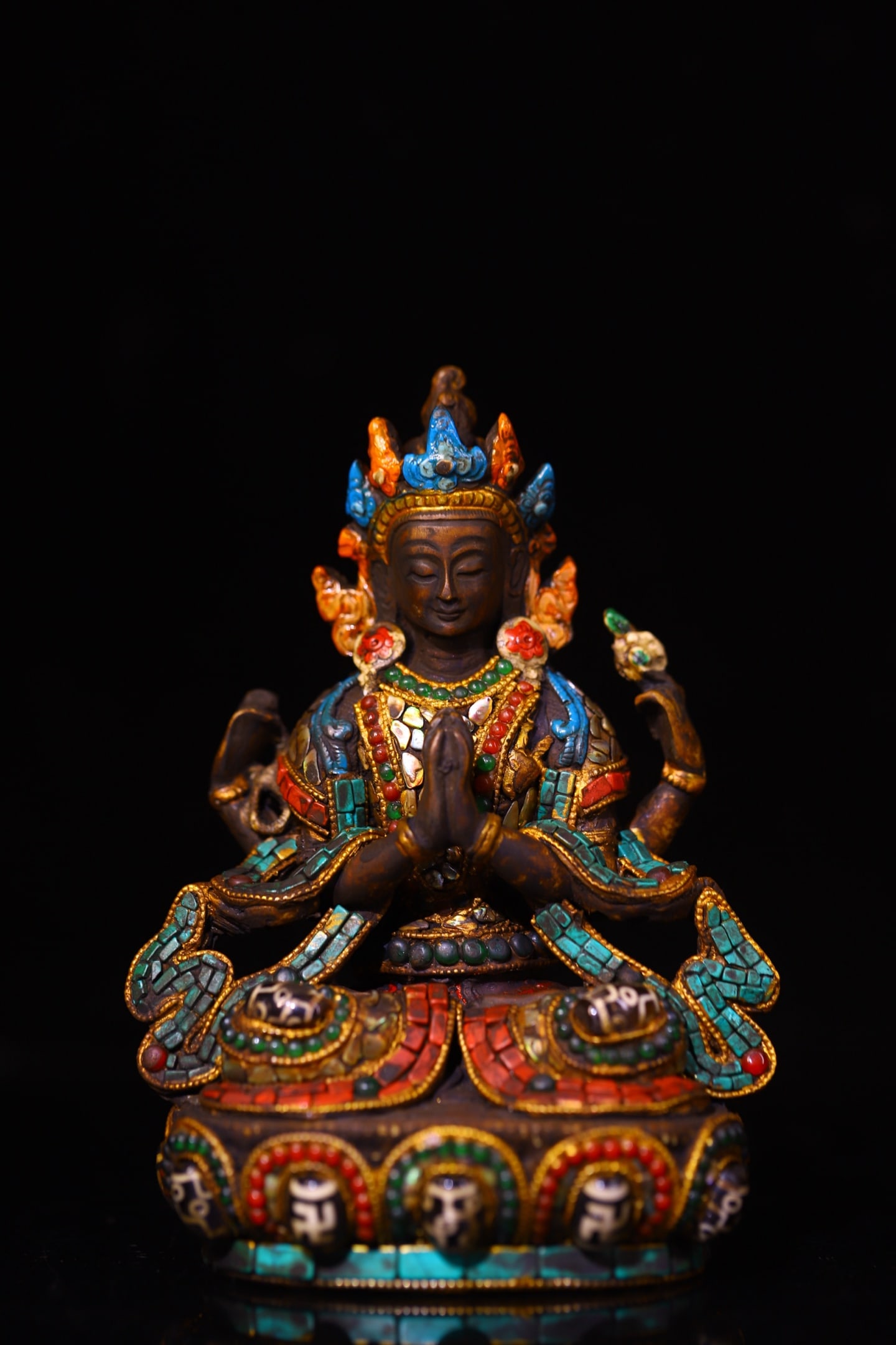 An Exquisite Yak bone Inlaid Dzi Bead Gems Four-arms Statue of Avalokitesvara: An Exquisite Yak bone Inlaid Dzi Bead Gems Four-arms Statue of Avalokitesvara Qing Dynasty, China Size:5.9inx4.3in Weight:510g牦牛骨嵌天珠宝石四&#