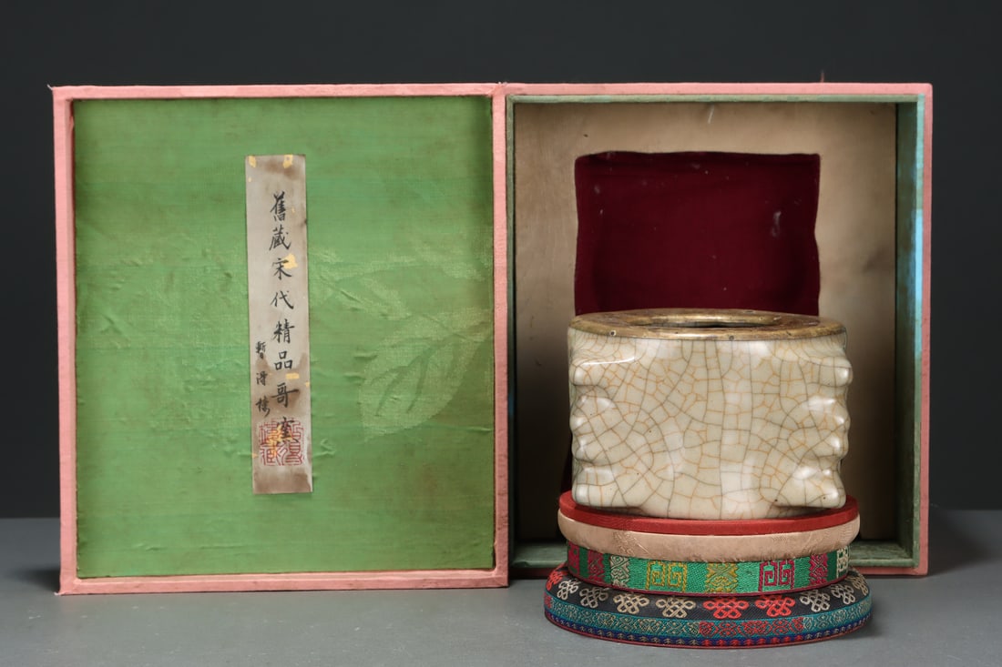 An Exquisite Ge yao Yellow Glazed Vase: An Exquisite Ge yao Yellow Glazed Vase Song Dynasty, China Size:3.5inx4.9in哥窑米黄釉琮式瓶 中国宋代 Size:9cmx12.5cm