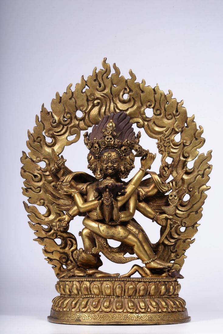 An Exquisite Gilt Bronze Statue of Vajra: An Exquisite Gilt Bronze Statue of Vajra Qing Dynasty, China Size:8.9inx4.7inx2.8in Weight:1712g铜鎏金六臂马哈嘎啦造像 中国