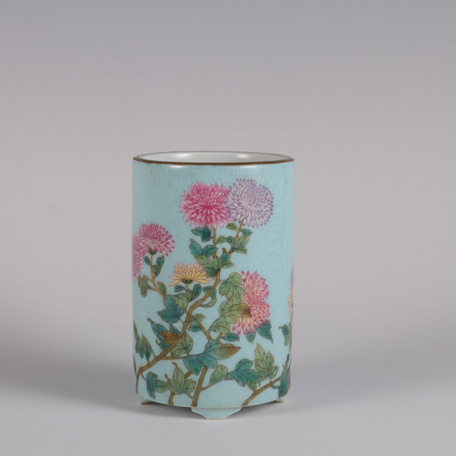 An Exquisite Famille-Rose Flower Pattern Brush Pot: An Exquisite Famille-Rose Flower Pattern Brush Pot Qing Dynasty, China Qianlong Six-character Mark Size:4.3inx2.8in粉彩菊花纹题诗笔筒 中