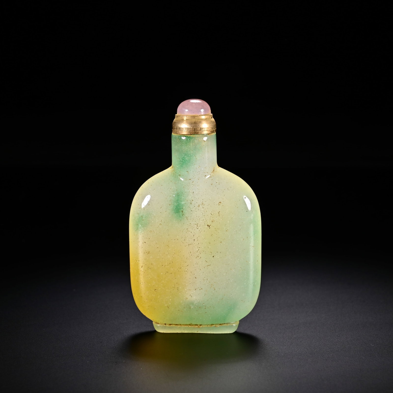 An Exquisite Agate Snuff Bottle: An Exquisite Agate Snuff Bottle Qing Dynasty, China Size:2.8inx1.6in Weight:21.7in翡翠鼻烟壶 中国清代 Size:7cmx4cm Weight:55cm